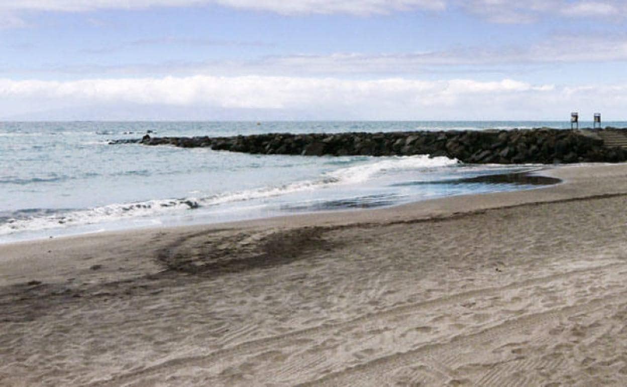 Fallece tras ser rescatado del mar en la playa de Fañabé