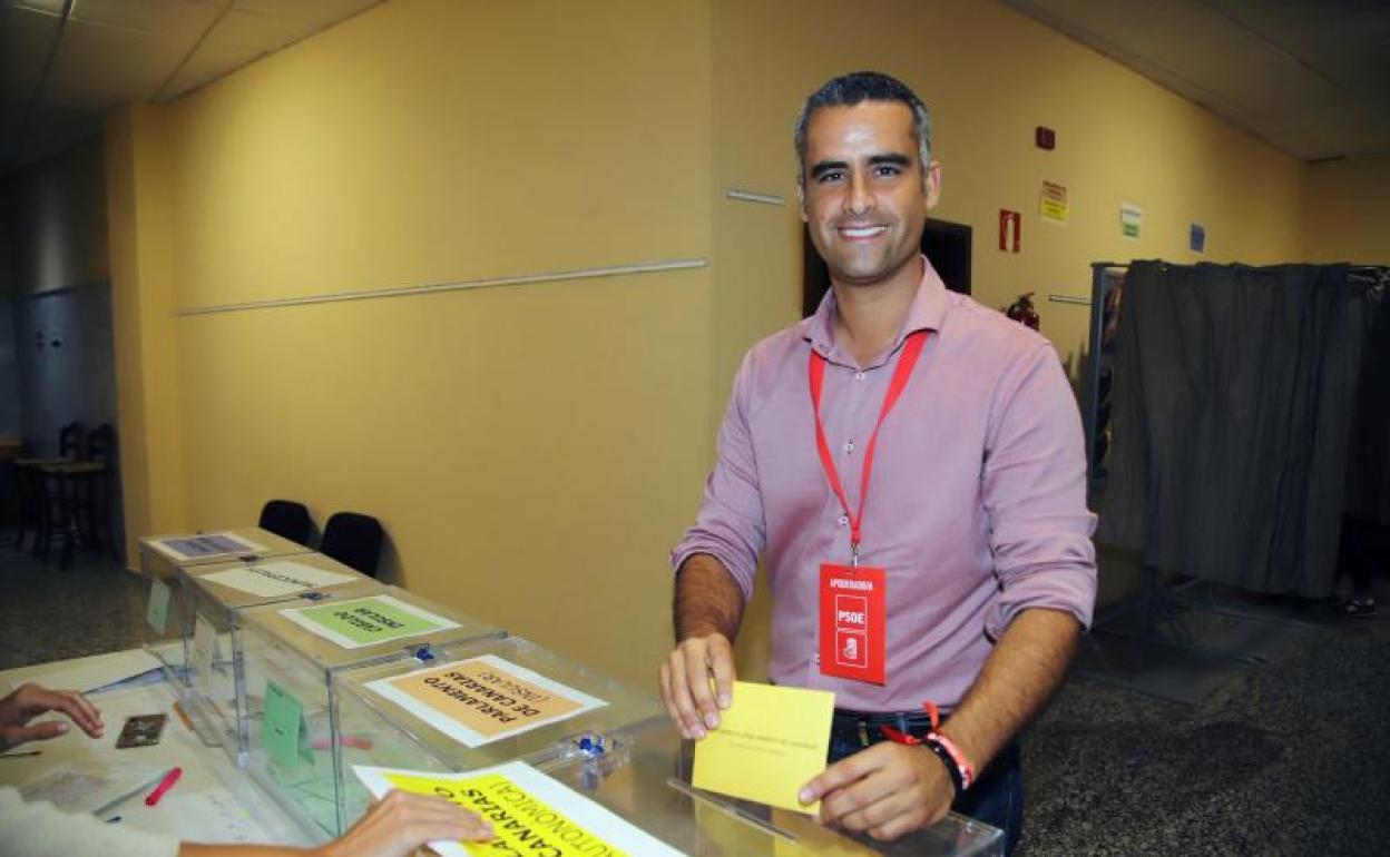 Alexis Tejera votando en los comicios locales de 2019. 