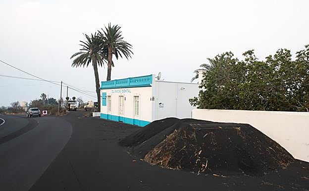 Aspecto que presentaba ayer la carretera a su paso por Tajuya, una de las poblaciones más próximas al volcán de la zona no evacuada. 