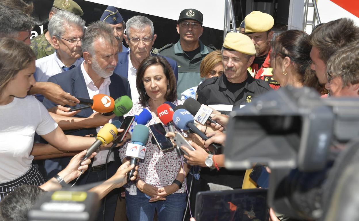 Margarita Robles, en otra de sus visitas a Canarias. 