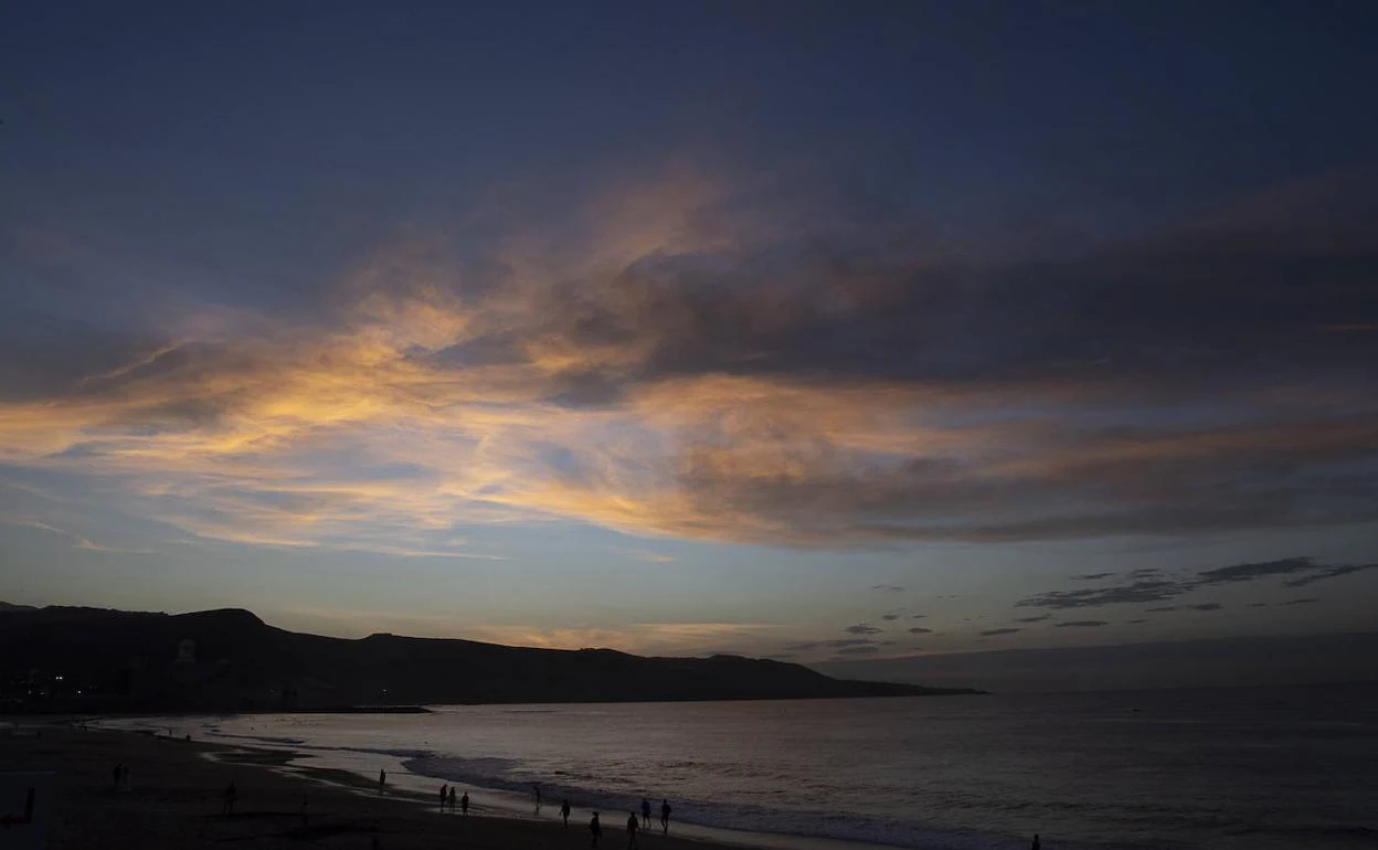 Foto de archivo de un día con nubes en la playa de Las Canteras.