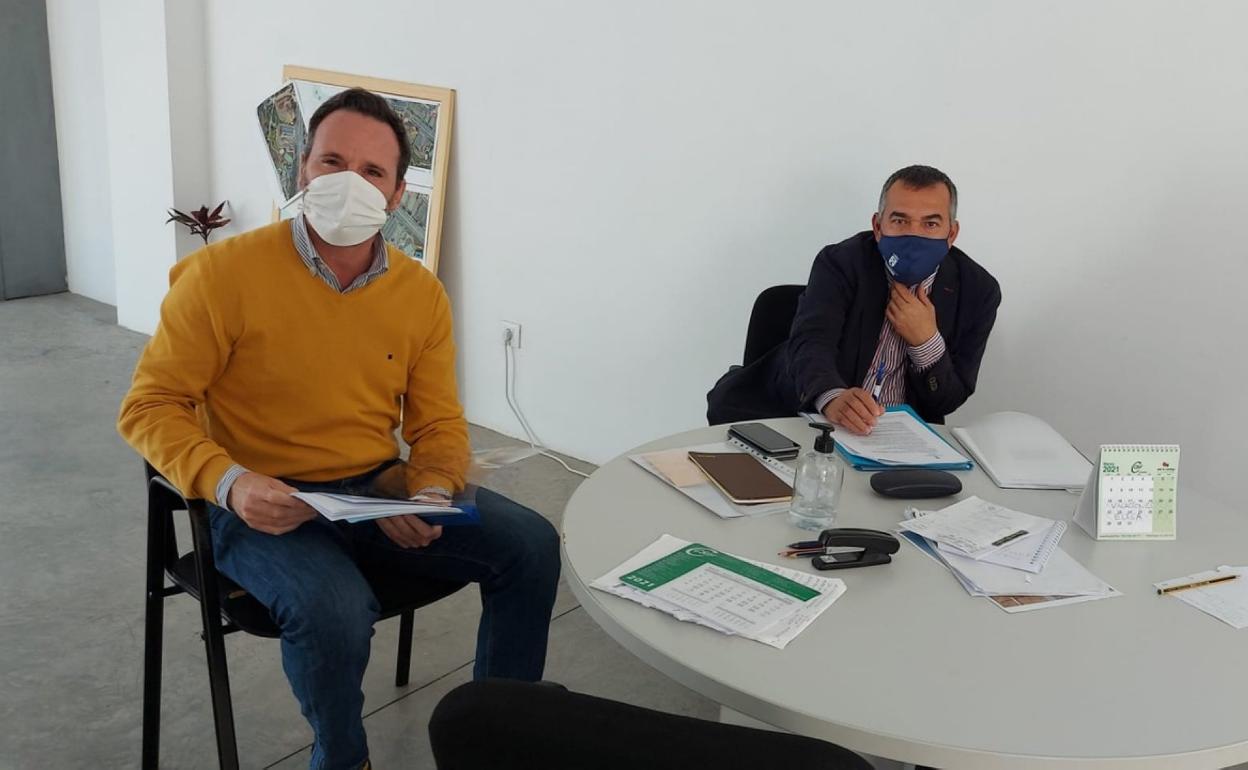 Eloy Santana, concejal de Limpieza y Recogida de Residuos, y Álvaro Monzón, edil de Medioambiente. 