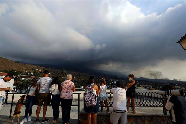 Varias decenas de personas volvieron en la tarde de este lunes al mirador de la iglesia de Tajuya, en el municipio de El Paso, para ver la evolución del volcán de La Palma después de que al mediodía fuera desalojado de forma preventiva por los gases. 