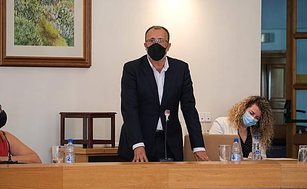  Momento en que el ya elegido alcalde promete su cargo. 