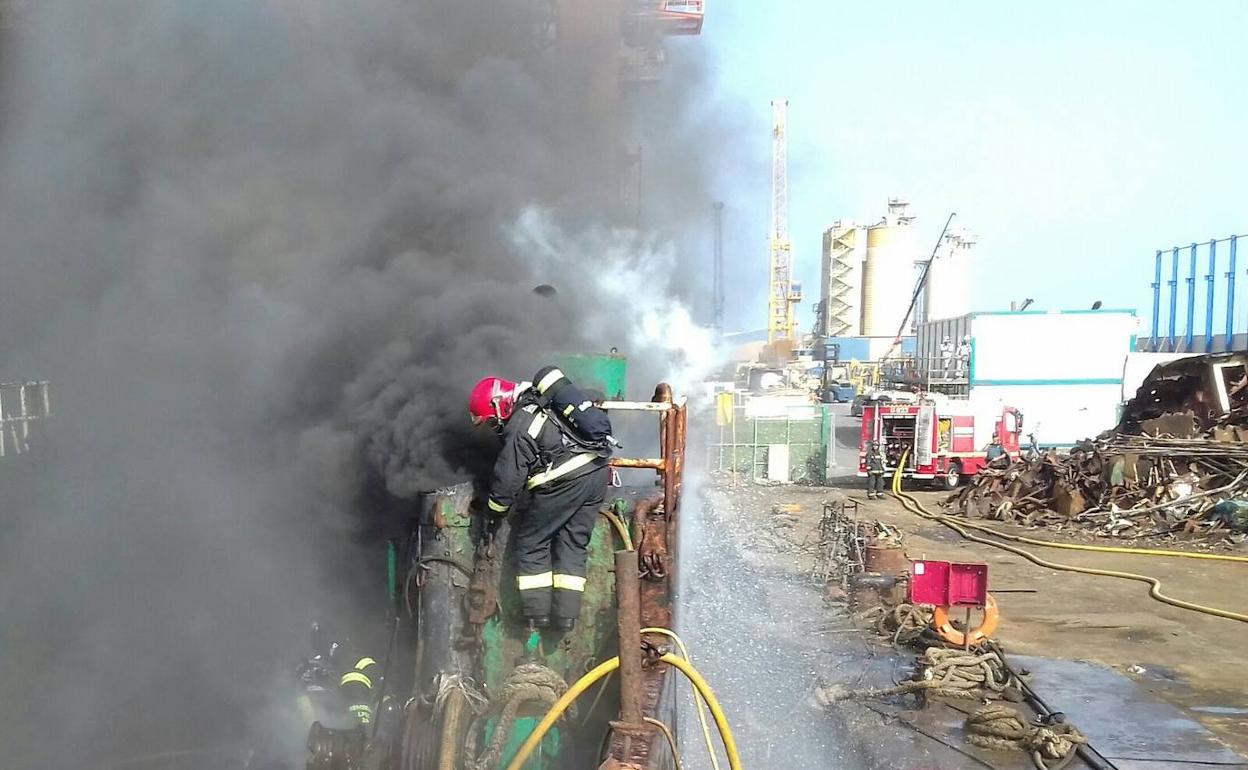 xtinción de un incendio en el interior de un barco atracado en el puerto por parte de agentes de bomberos de la capital grancanaria. 