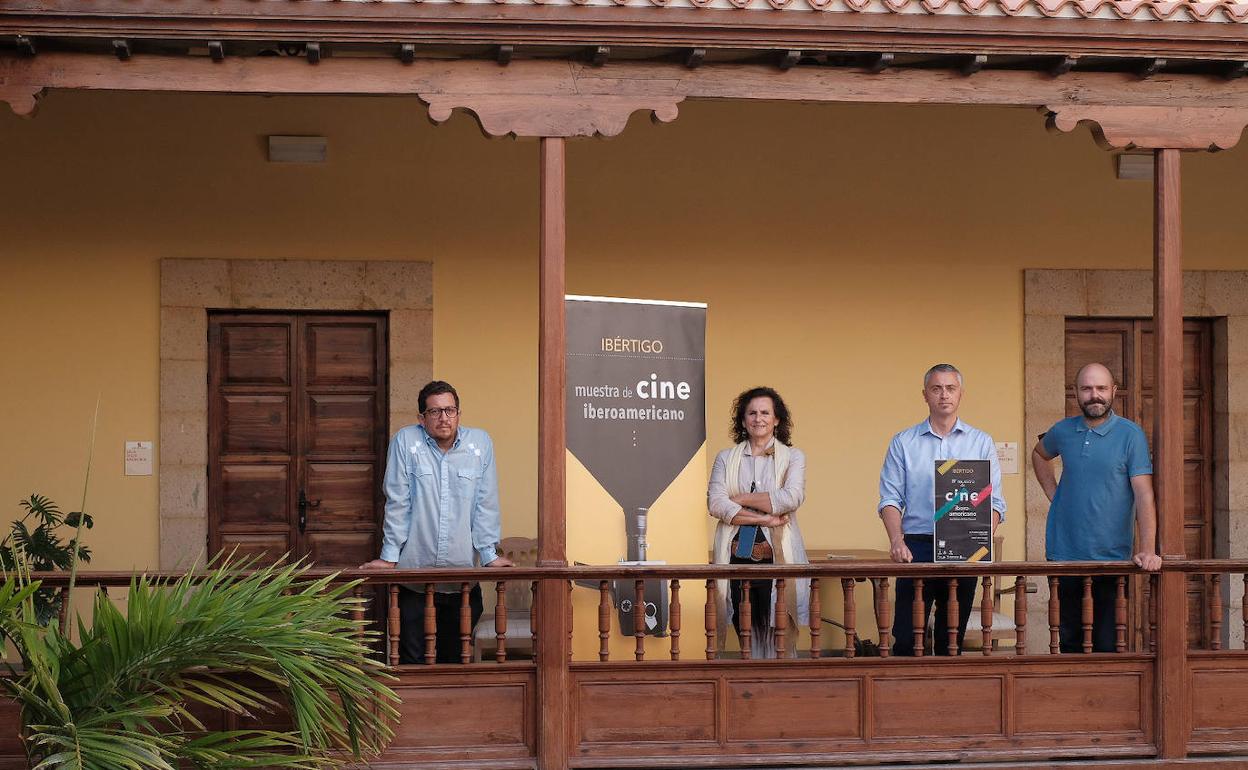 De izquierda a derecha, Julio Hernández, Elena Acosta, Jesús García y David Pantaleón, ayer, en la Casa de Colón. 
