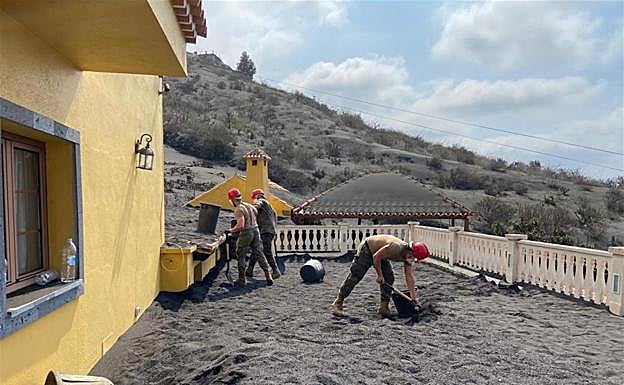 Efectivos del Ejército de Tierra durante las tareas de retirada de cenizas de tejados y azoteas en La Palma. 