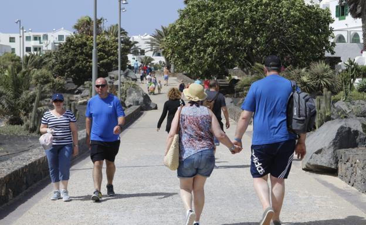Turistas en Costa Teguise. 