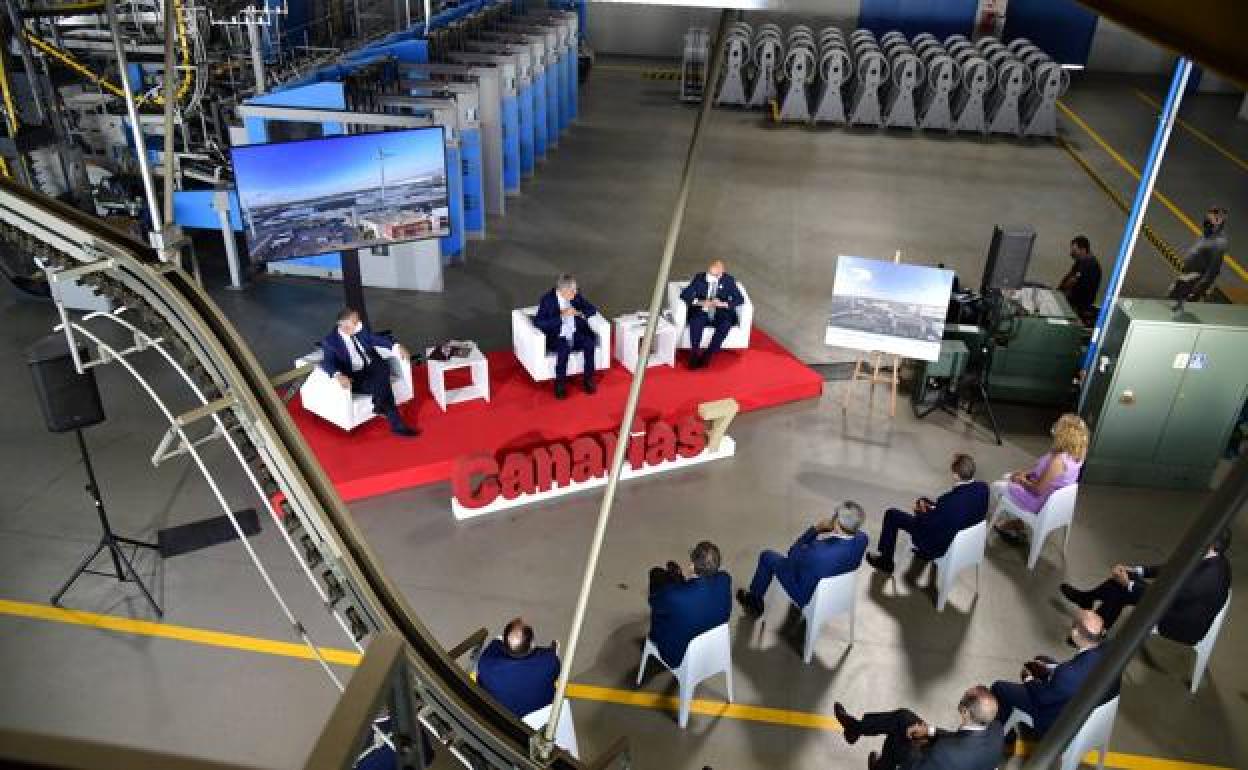 Vista del acto de la inauguración, con el estrado y el público. 