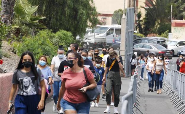 La población acude al punto de vacunación en Infecar. 