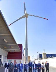Imagen secundaria 2 - Arriba, el presidente de Informaciones Canarias SA, Juan Francisco García, flanqueado por Antonio Morales y Ángel Víctor Torres. Sobre estas líneas, primera fila del público presente en el acto. Al lado, foto de los asistentes a la inauguración con el molino de fondo. 