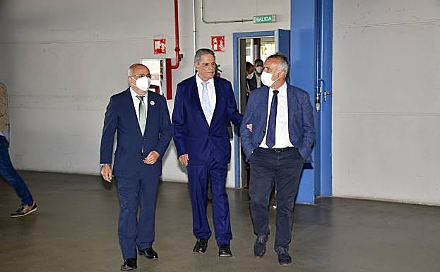 Imagen principal - Arriba, el presidente de Informaciones Canarias SA, Juan Francisco García, flanqueado por Antonio Morales y Ángel Víctor Torres. Sobre estas líneas, primera fila del público presente en el acto. Al lado, foto de los asistentes a la inauguración con el molino de fondo. 