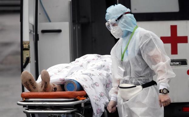 Un sanitario traslada a un enfermo de covid a un hospital de Moscú. 