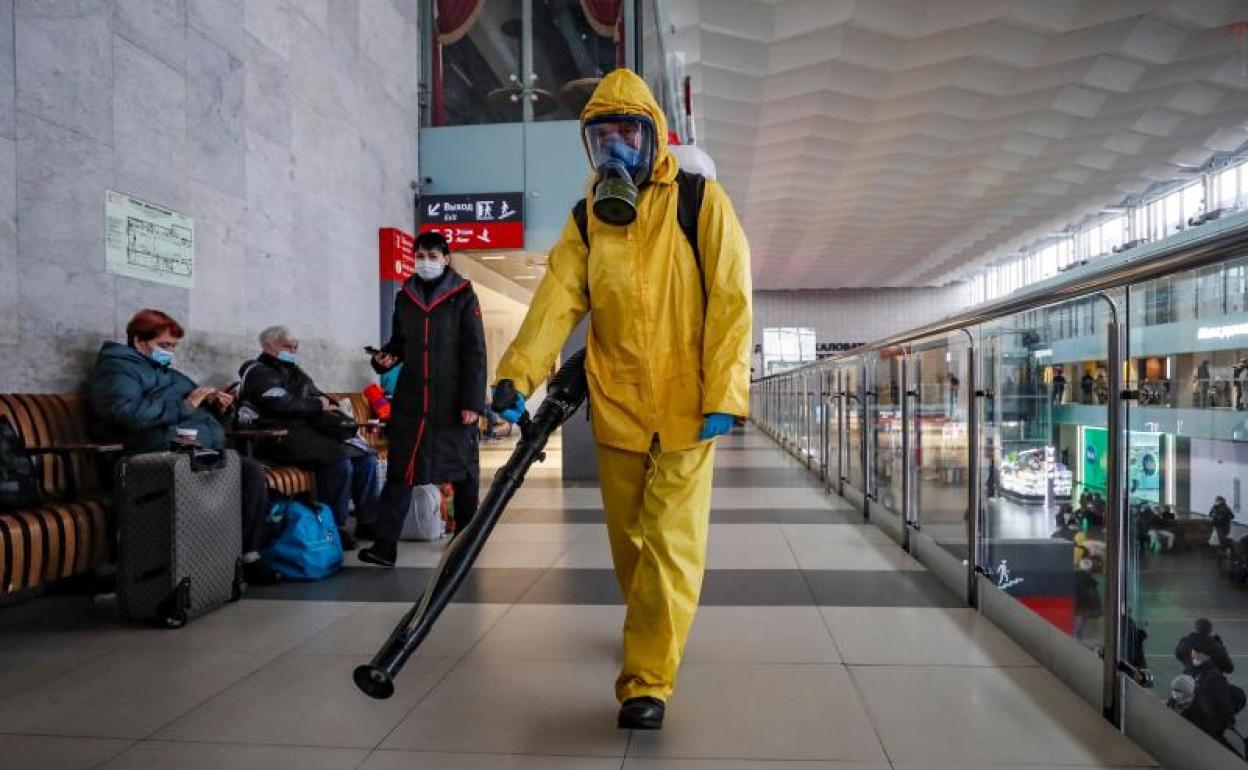 Un empleado realiza labores de desinfección en la Estación Leningradsky, en Moscú.