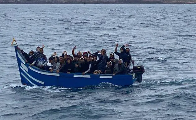 Salvamento Marítimo socorre a más de 100 personas en dos cayucos al sur de Gran Canaria 