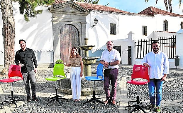 De izquierda a derecha, Armando Ravelo, Carmen Hernández, Juan Martel y Luis Luque, posan en la plaza de San Francisco. 