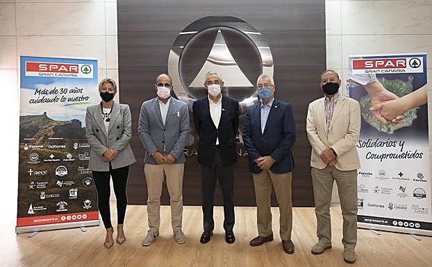 La directiva de SPAR Gran Canaria y la Asociación Española Contra el Cáncer tras la firma del convenio. 