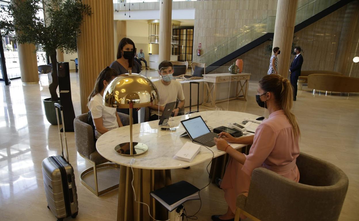 Huéspedes accediendo a un complejo turístico insular. 