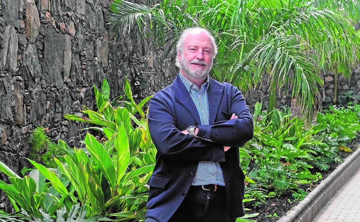 El profesor universitario, geriatra e internista, Pedro Paulo Marín, en la Universidad Fernando Pessoa. 