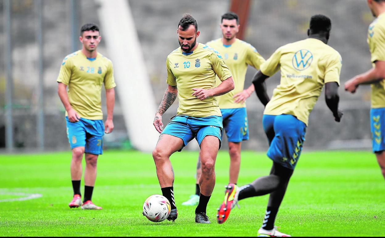El jugador grancanario Jesé Rodríguez golpea el balón durante el entrenamiento realizado ayer en la Ciudad Deportiva de Barranco Seco. 