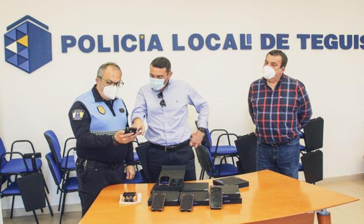 Oswaldo Betancort y Miguel Ángel Jimenez en dependencias policiales. 
