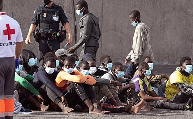 Imagen de archivo de varios inmigrantes atendidos a su llegada a las costas canarias. 