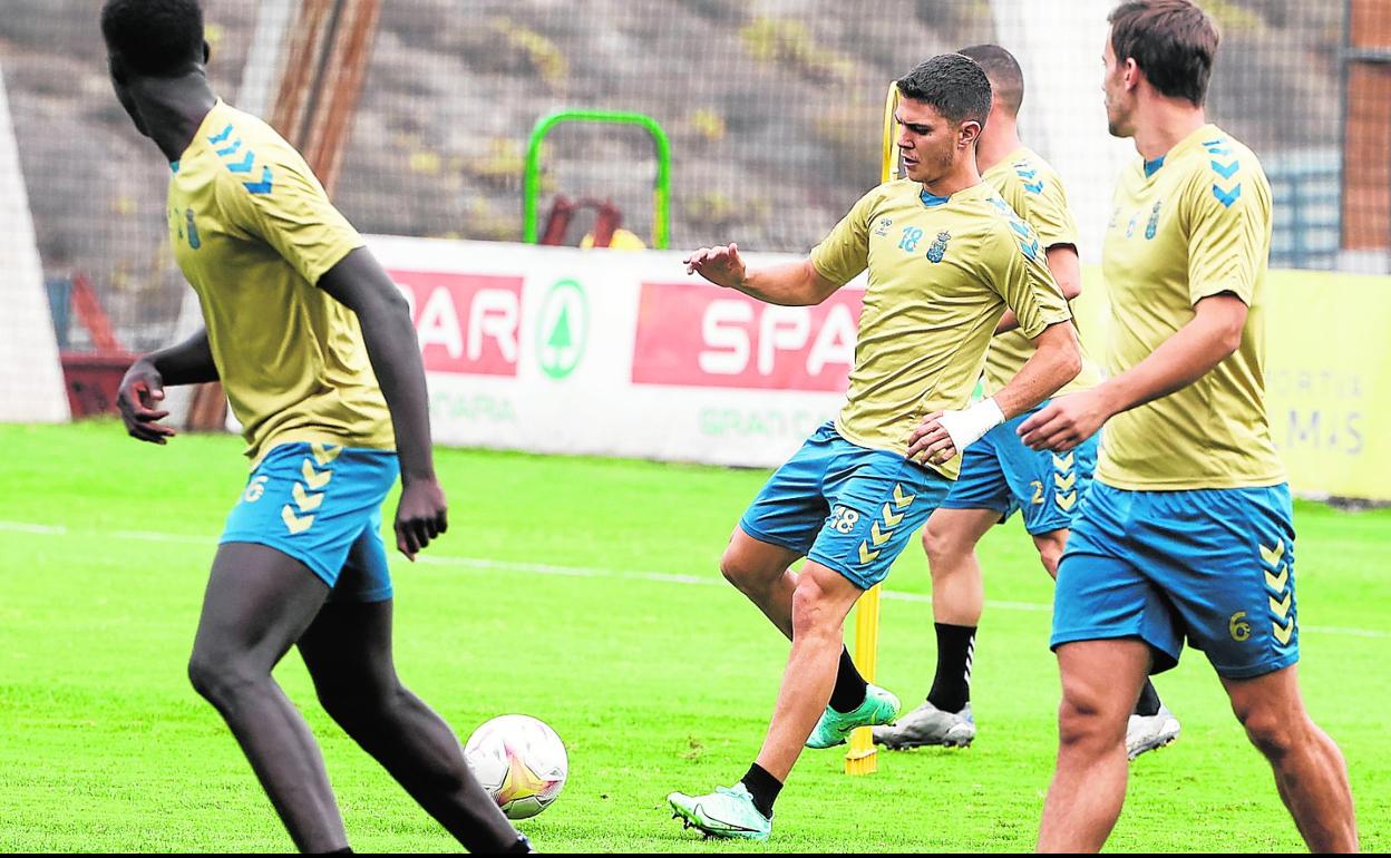 El mediapunta gallego de la Unión Deportiva Las Palmas, Óscar Pinchi, golpea el balón durante el entrenamiento realizado ayer en la Ciudad Deportiva de Barranco Seco. 