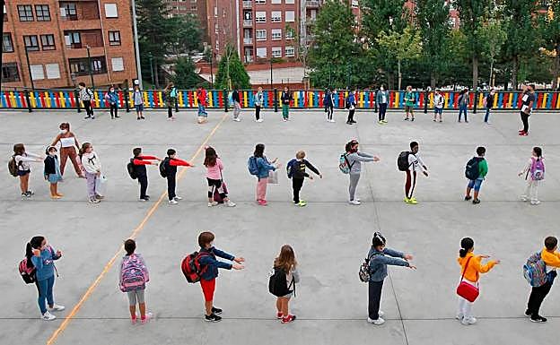 Darias insiste en un acuerdo para poner fin a las mascarillas en el recreo