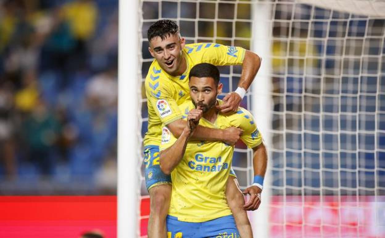 Moleiro y Pejiño celebran el gol del aldeano. 