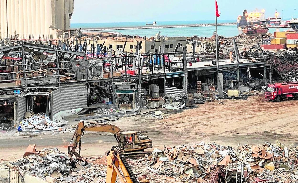 Los estragos de la explosión en la zona portuaria todavía son visibles..