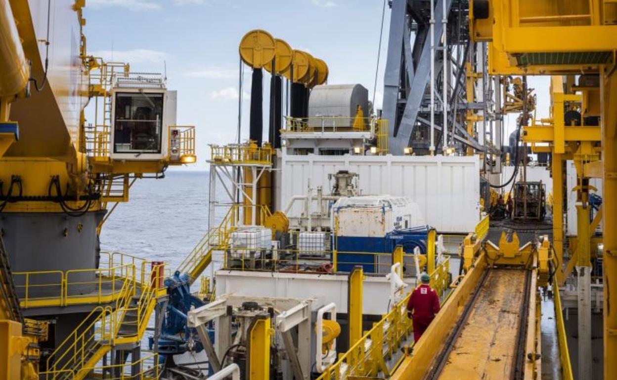 Imagen de archivo de un barco de prospecciones petroleras. 