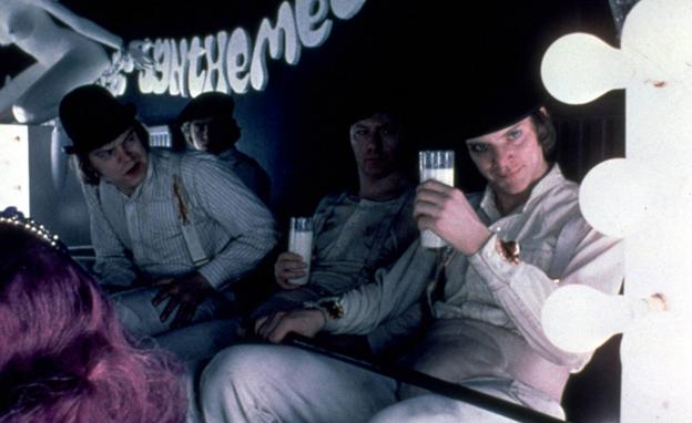 Alex (Malcolm McDowell) y sus drugos.