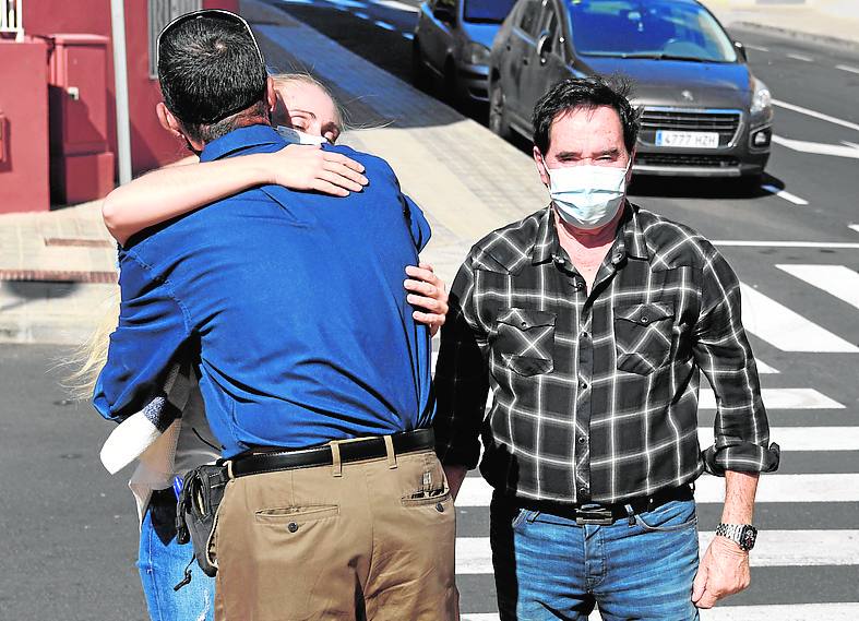 Ithaisa abraza a Lorenzo Rosario en presencia de José Suárez. 