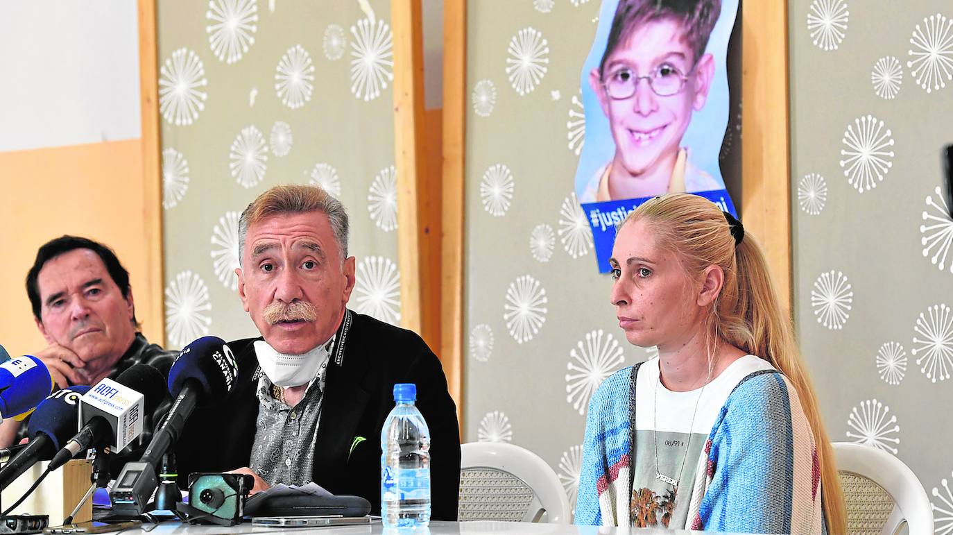 José Suárez, el abogado Marcos García Montes y la madre de Yéremi, Ithaisa Suárez, ayer durante la rueda de prensa. 