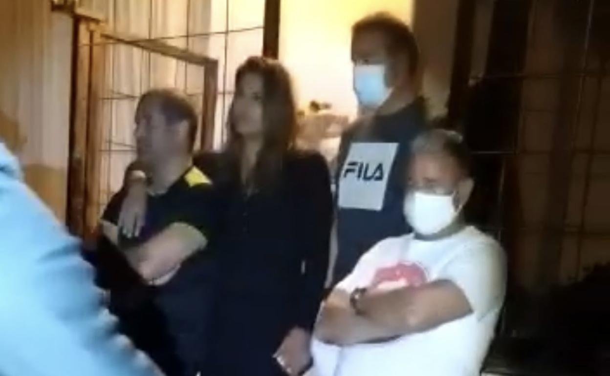 A la izquierda de la imagen, el juez ante los agentes en la noche del 18 de febrero. 