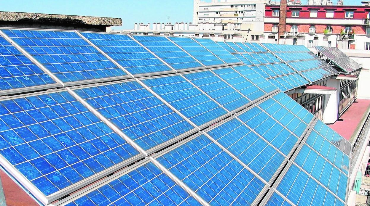 Paneles fotovoltaicos instalados en la cubierta superior de un edificio. 