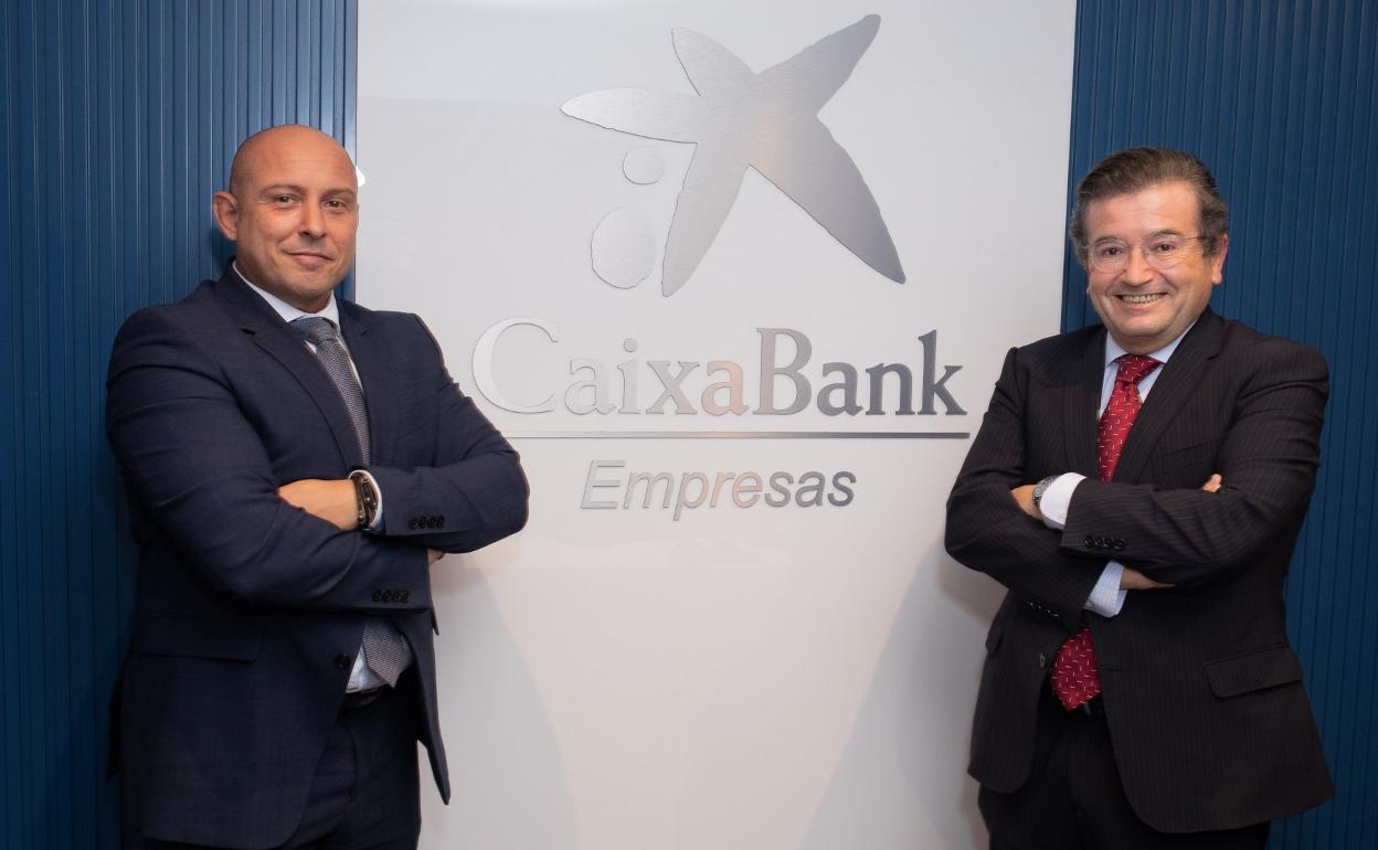 Andrés Guerra, director comercial de Banca de Empresas de CaixaBank en las islas, y Juan Ramón Fuertes, director territorial de la entidad financiera en Canarias. 