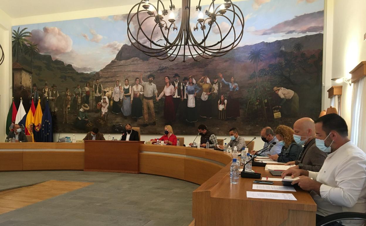 Un momento de la sesión plenaria de este jueves, en la que se estrenó Francisco García como alcalde. 