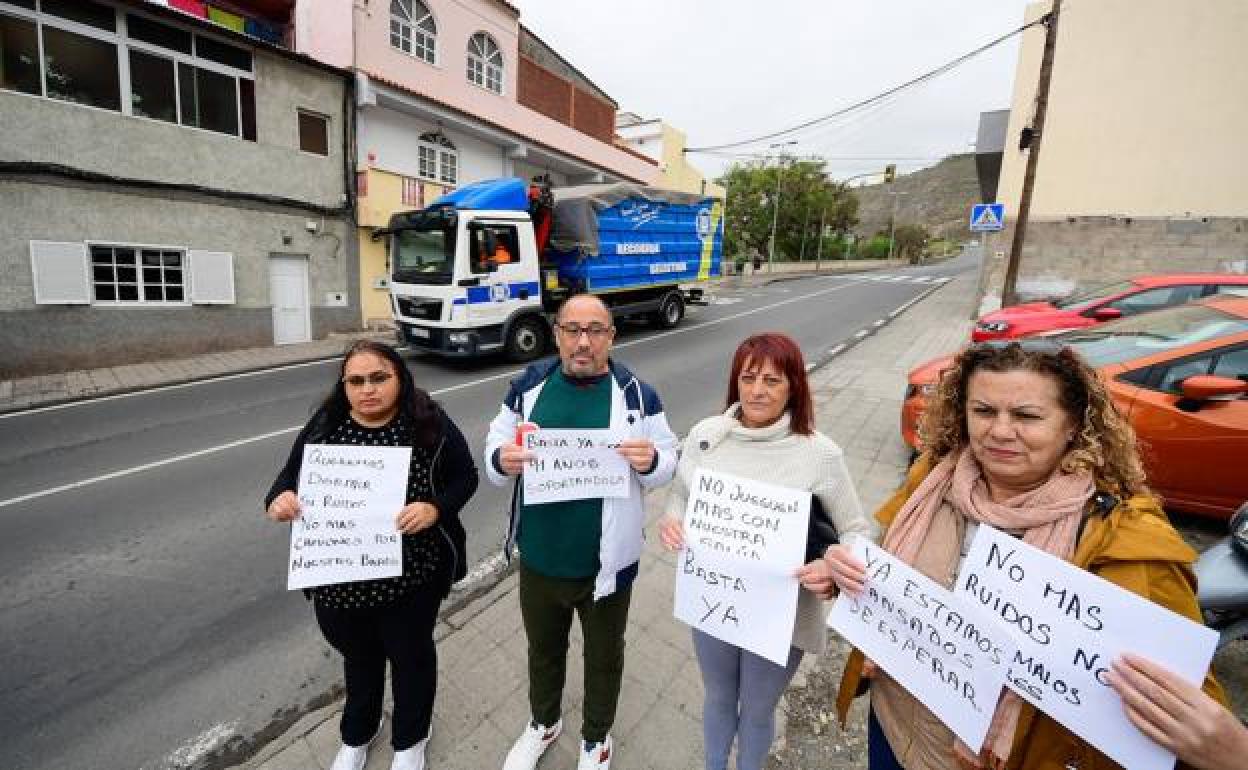 Vecinos del Cono Sur de la capital protestan contra el intenso tráfico de camiones de la basura. 