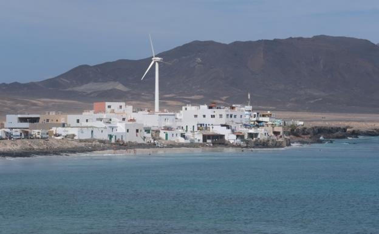 Un antiguo proyecto dotó al núcleo costero de un molino en desuso desde hace decenios. 