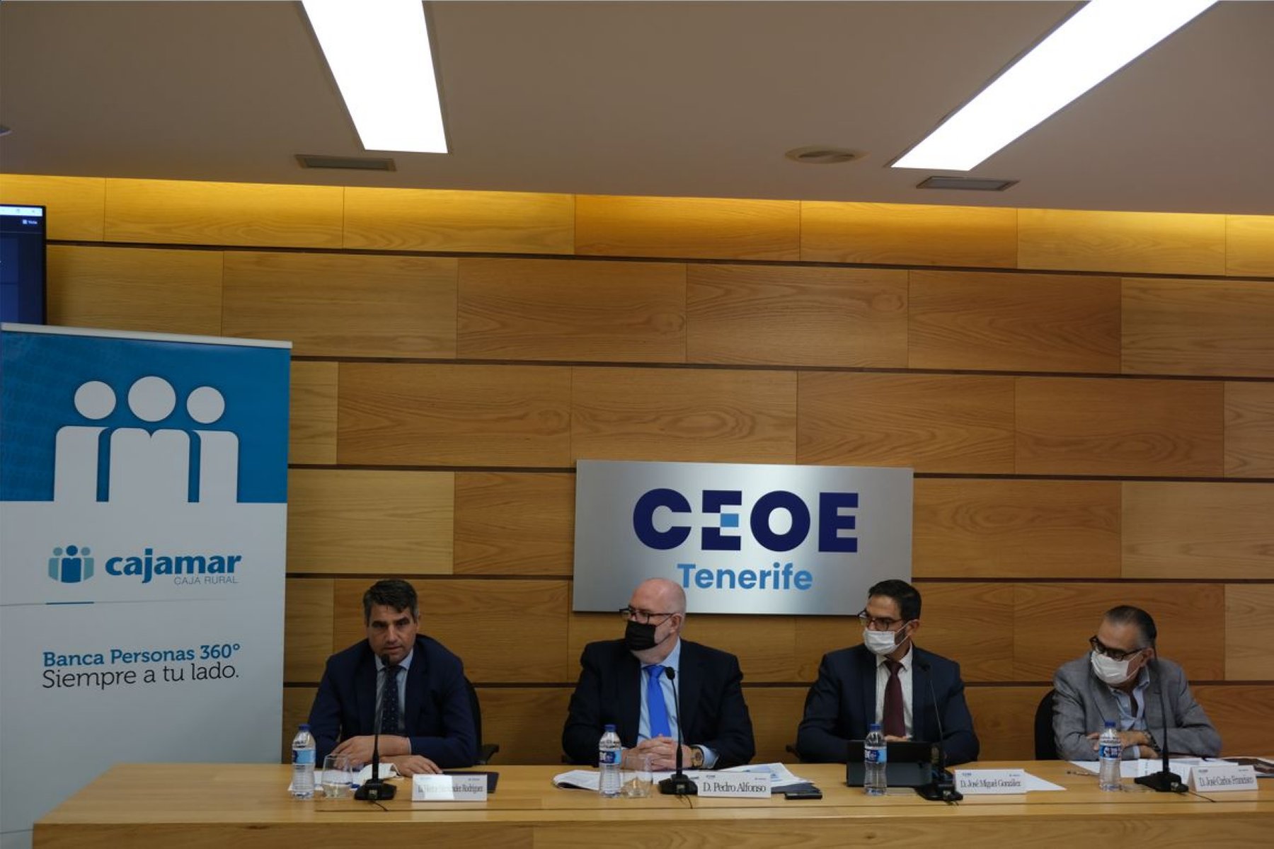 El presidente de la CEOE de Tenerife, José Carlos Francisco (dcha.), José Miguel González, Pedro Afonso y Héctor Hernández (Cajamar), ayer. 