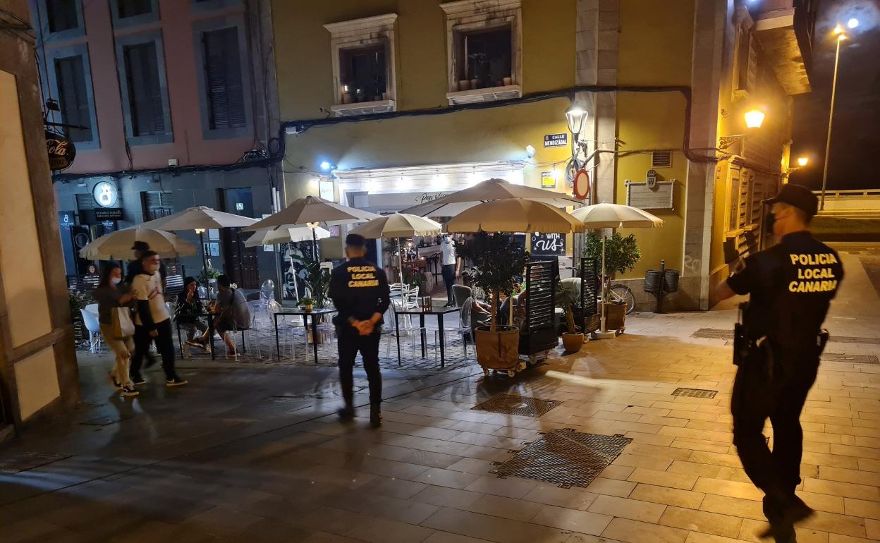 Dispositivo policial en la calle Mendizábal. 