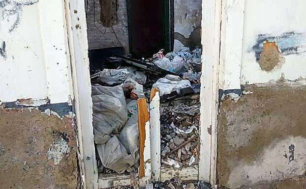 La basura alcanza una altura considerable. 