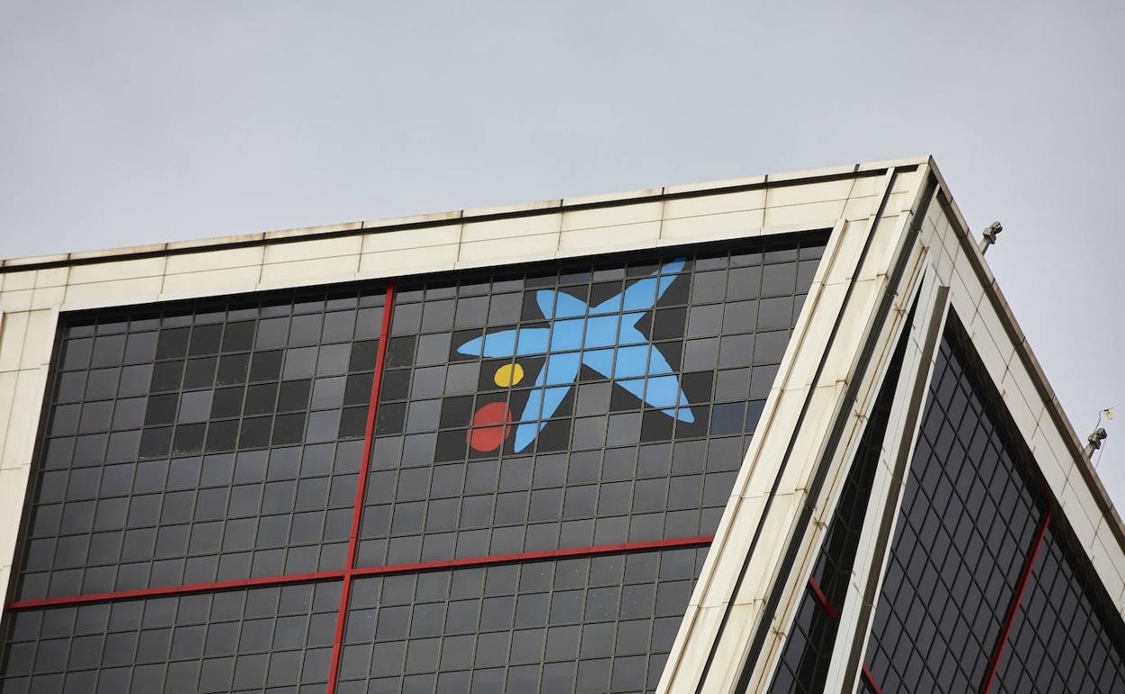 Logo de Caixabank en las torres Kio. 