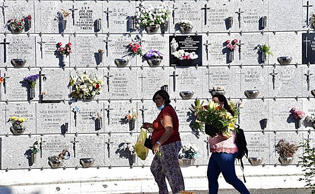 Dos personas recorren el cementerio de San Lázaro para honrar a sus difuntos. 