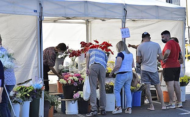 Imagen principal - La afluencia a los camposantos ha sido constante. 