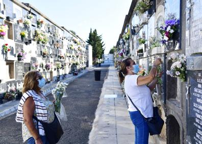 Imagen secundaria 1 - La afluencia a los camposantos ha sido constante. 