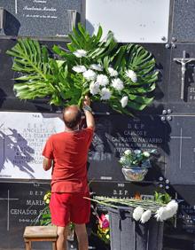 Imagen secundaria 2 - La afluencia a los camposantos ha sido constante. 