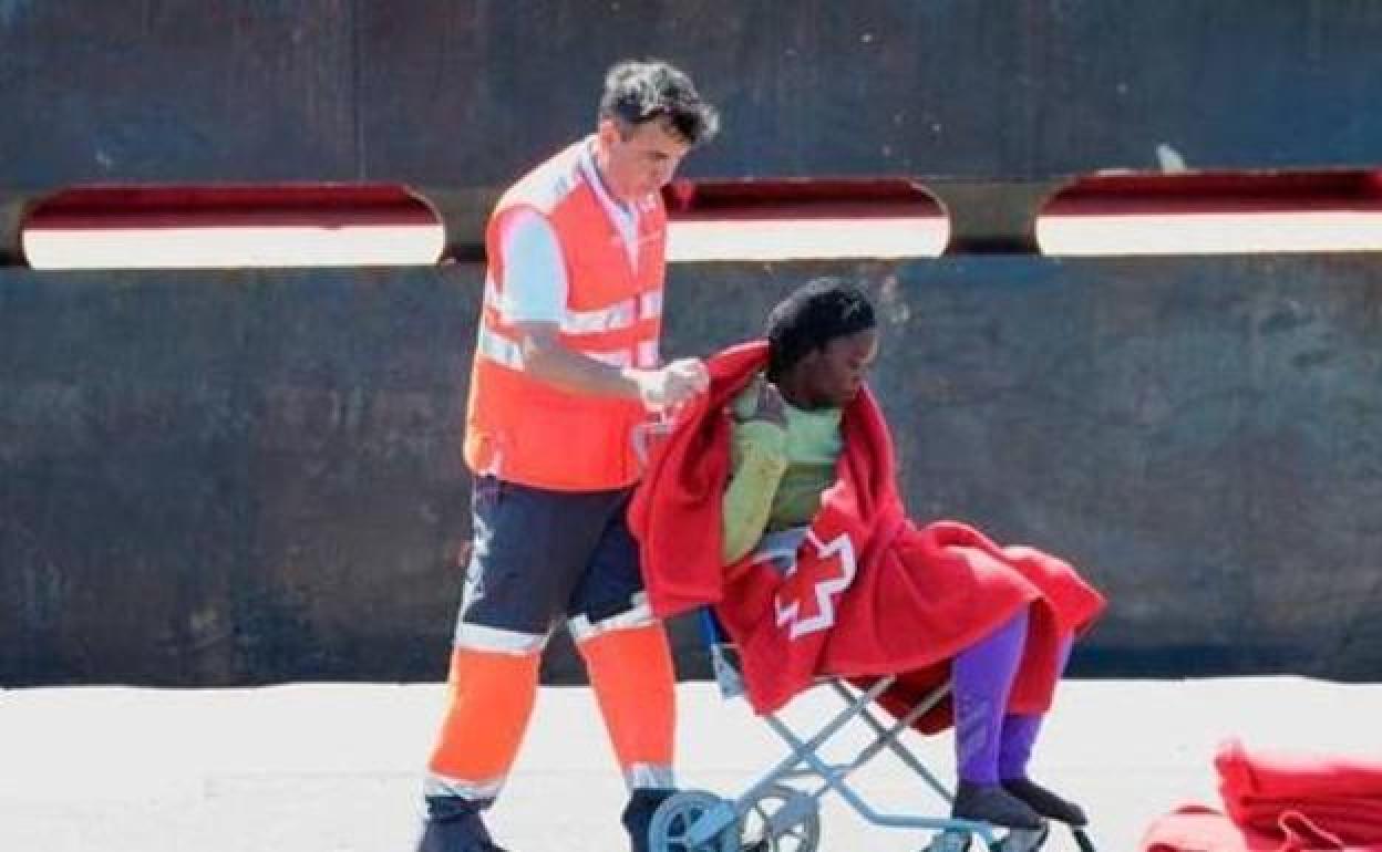 Un trabajador de Cruz Roja traslada a una mujer embarazada que llegó a Gran Canaria en agosto. 