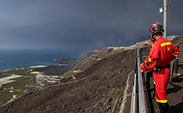 Efectivos de la Unidad Militar de Emergencias observan una de las coladas del volcán. 